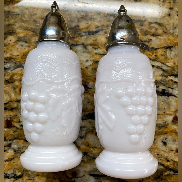 Vintage Milk Glass Salt & Pepper Shakers - Picture 4 of 9